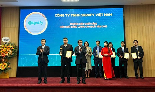 Ông Phùng Hoài Dương, Tổng Giám đốc công ty Signify Việt Nam đại diện nhận giải thưởng từ Bộ Công Thương. Ảnh: Doanh nghiệp cung cấp