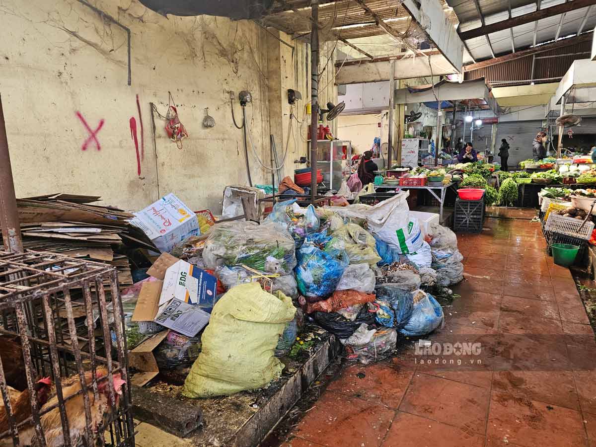 Đống rác trong chợ đã hơn 1 tuần. Ảnh: Đoàn Hưng