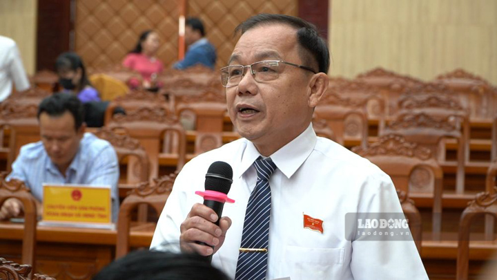 Đại biểu HĐND Trần Thiện Mỹ chất vấn các vấn đề liên quan đến thiếu vaccine cho trẻ em. Ảnh: Nguyên Anh