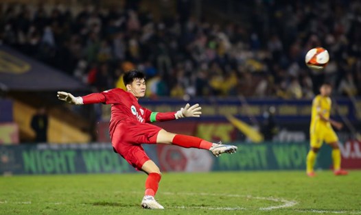 Văn Việt là thủ môn trẻ hiếm hoi không chỉ được bắt chính tại V.League mà còn mang băng đội trưởng tại Sông Lam Nghệ An. Ảnh: SLNA