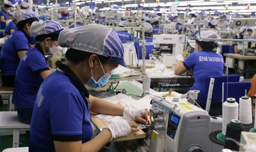 Người lao động Công ty TNHH Apparel Far Eastern Việt Nam an tâm làm việc khi công ty công bố lương thưởng Tết sớm. Ảnh: Dương Bình