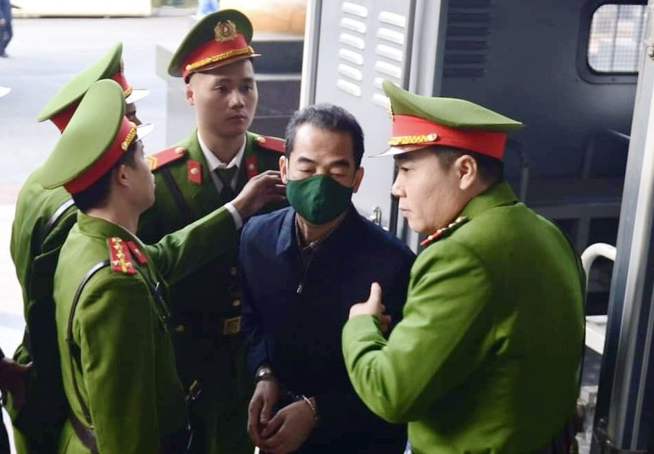 Cựu Thứ trưởng Bộ Ngoại giao - Tô Anh Dũng bị dẫn giải tới phiên toà phúc thẩm vụ chuyến bay giải cứu. Ảnh: Quang Việt