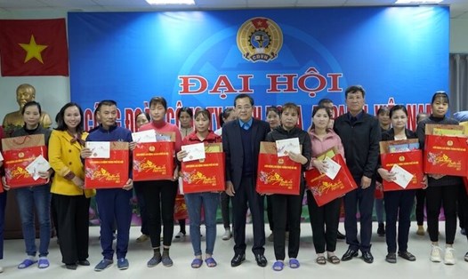 Lãnh đạo Liên đoàn Lao động Thành phố Hà Nội và lãnh đạo Công đoàn ngành Dệt may Hà Nội trao quà Tết cho lao động khó khăn dịp Tết Nguyên đán Quý Mão năm 2023. Ảnh: Mai Quý