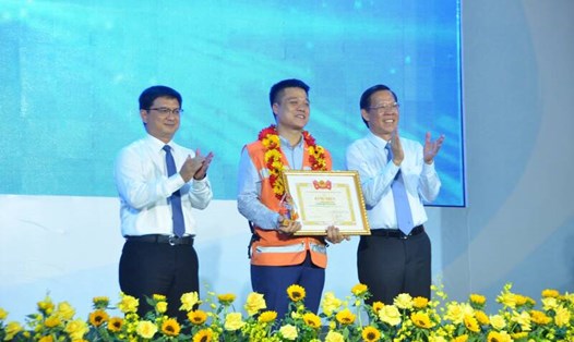 Anh Phạm Quốc Việt - Đội trưởng Đội hỗ trợ sơ cứu FAS Angel (Hà Nội) nhận Giải thưởng Tình nguyện Quốc gia năm 2023. Ảnh: Thu Giang