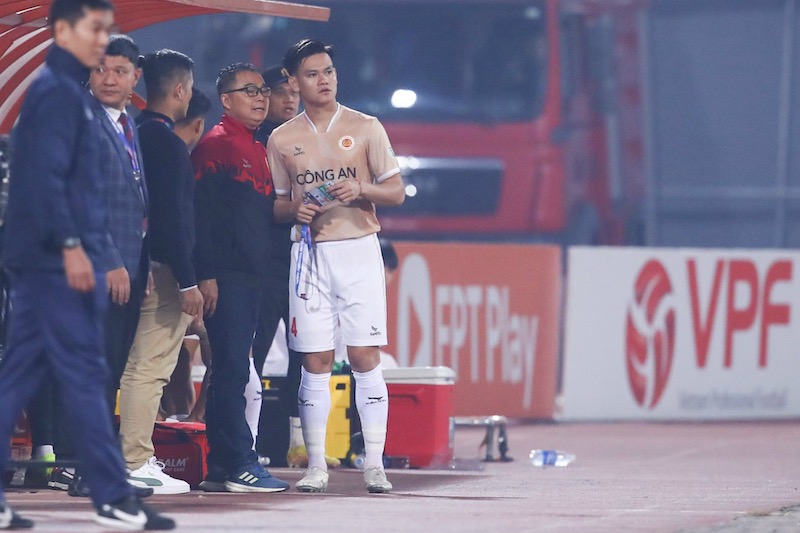 Ông Trần Tiến Đại vẫn chỉ đạo học trò dù đã nhận thẻ đỏ trước đó. Ảnh: Minh Dân