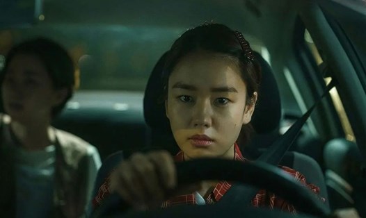 Tạo hình cá tính của Ahn Eun Jin trong vai tài xế ở phim mới. Ảnh: Showbox
