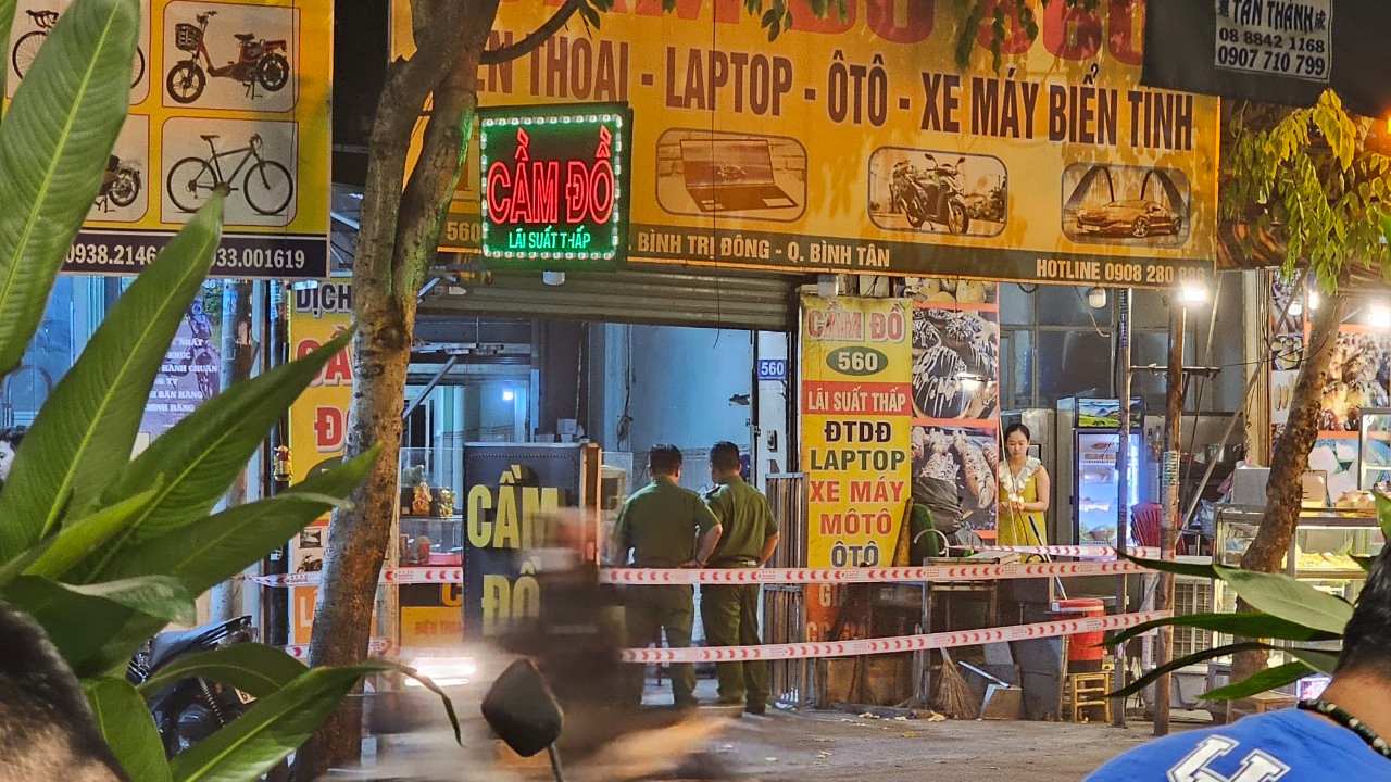 Công an quận Bình Tân phong tỏa hiện trường điều tra vụ người đàn ông bị đâm tử vong tại tiệm cầm đồ. Ảnh Nam Hiệp