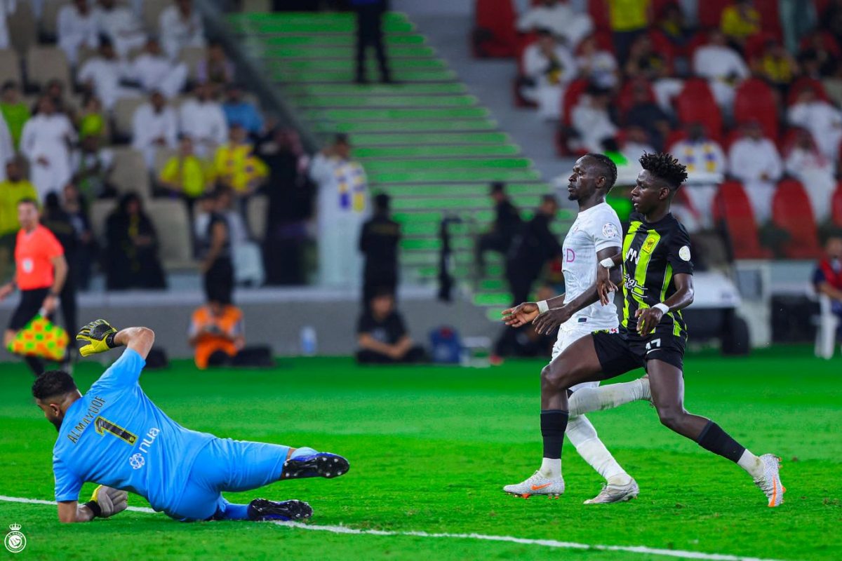 Sadio Mane (áo trắng) cũng có cho mình 2 bàn thắng vào lưới Al-Ittihad. Ảnh: Al-Nassr