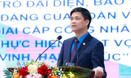 Phó Chủ tịch Tổng Liên đoàn Lao động Việt Nam Ngọ Duy Hiểu trình bày chuyên đề tại hội nghị. Ảnh: Hải Nguyễn 