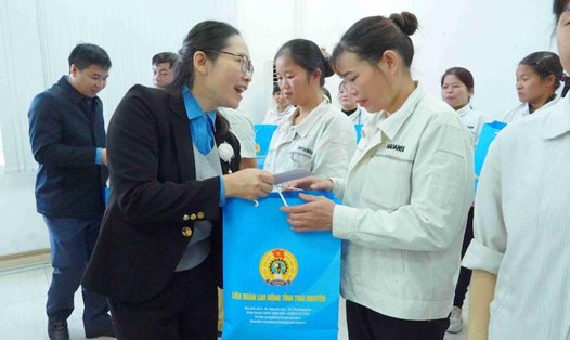 Lãnh đạo LĐLĐ tỉnh Thái Nguyên tặng quà người lao động. Ảnh: CĐTN