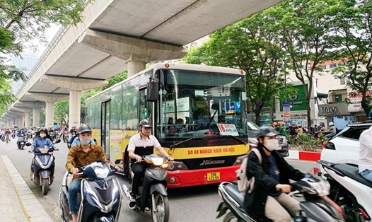 Hà Nội triển khai kế hoạch vận tải hành khách công cộng bằng xe buýt phục vụ người dân. Ảnh: Phạm Đông