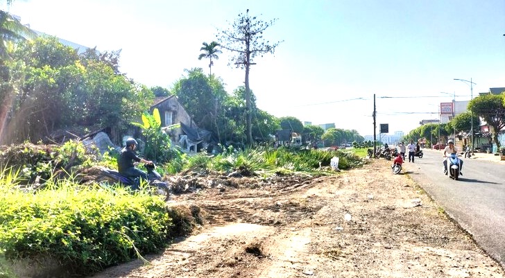 Lực lượng chức năng tiến hành dọn dẹp phần đất của hộ bà Nguyễn Thị Hường sau khi được bàn giao. Ảnh: Nhật Hồ