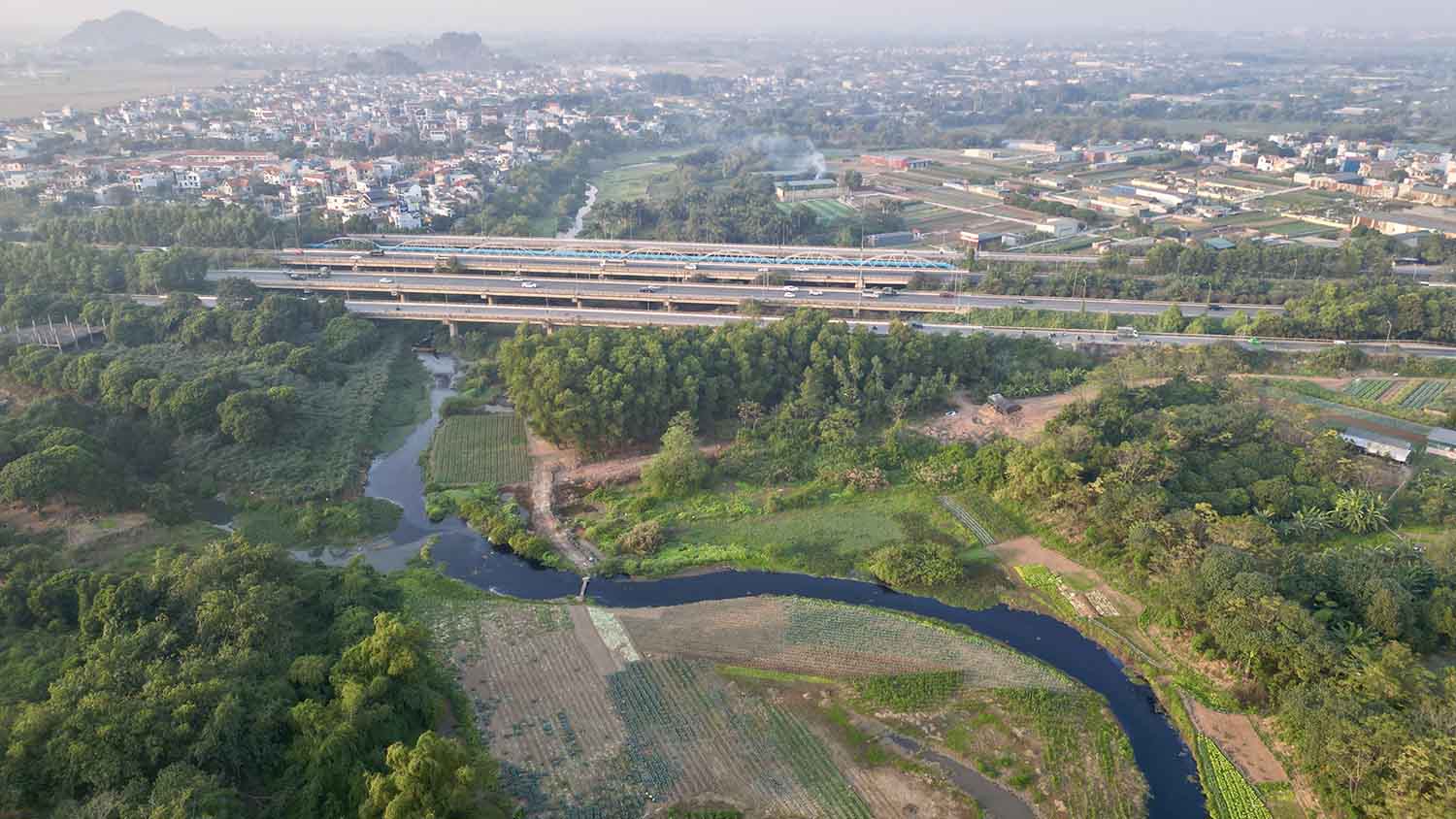 Sông Đáy có chiều dài khoảng 240km là phân lưu của sông Hồng chảy qua Hà Nội, Hà Nam, Ninh Bình và Nam Định rồi đổ ra vịnh Bắc Bộ tại Cửa Đáy.