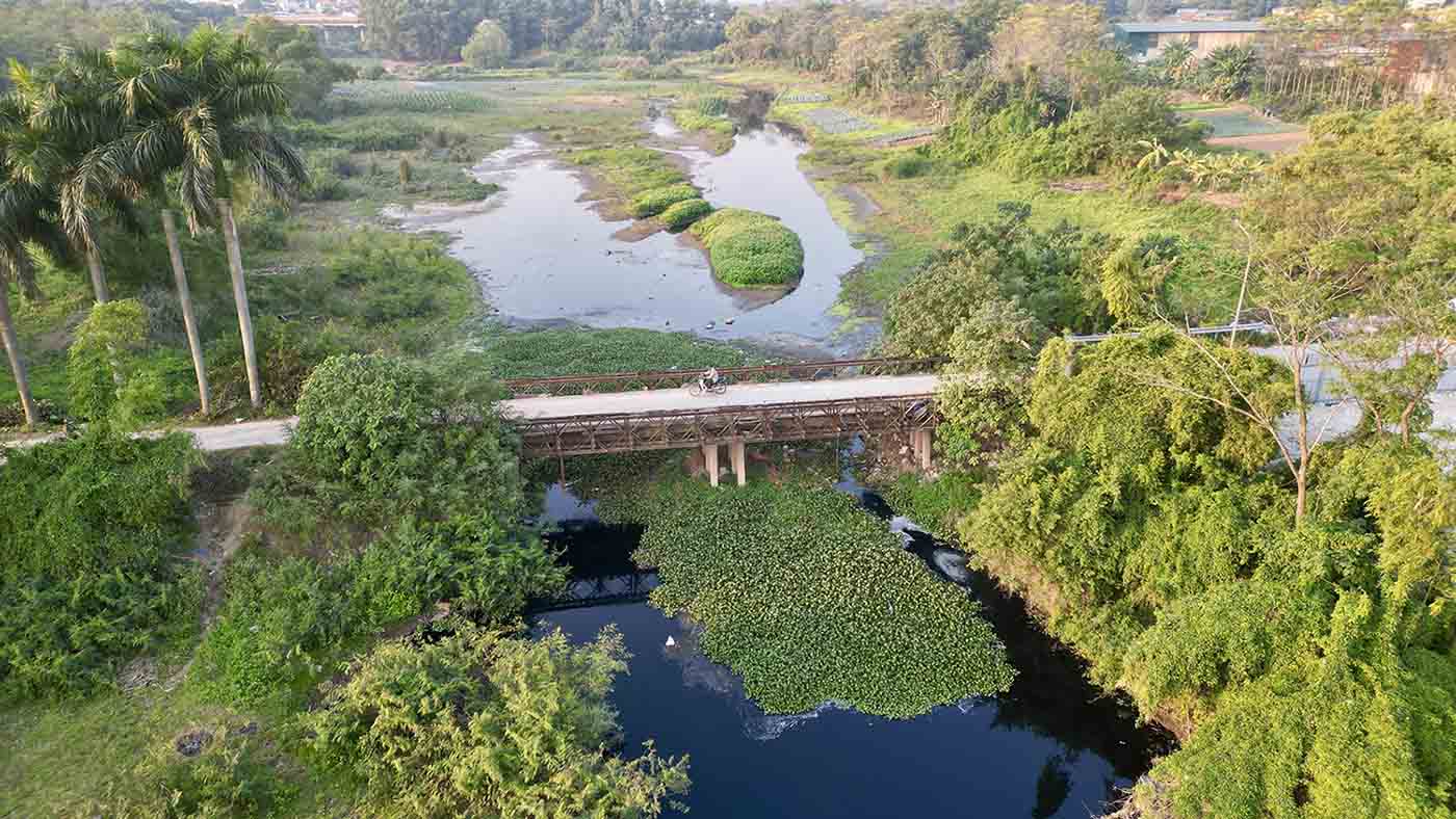 Những dòng sông không tôm cá, được coi như sông chết chảy trên địa bàn Hà Nội đang là nỗi nhức nhối về vấn đề môi trường và tiềm ẩn nhiều tiêu cực đến sức khỏe người dân.