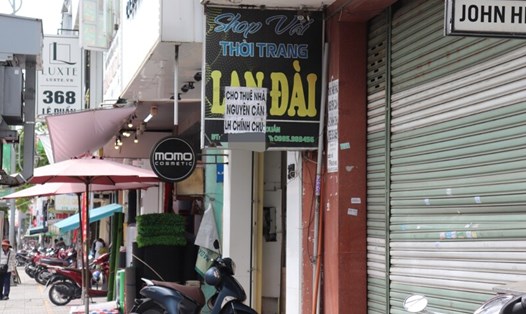 Nhiều cửa hàng ở phố chuyên doanh Đà Nẵng đóng cửa, trả mặt bằng dịp cuối năm. Ảnh: Nguyễn Linh