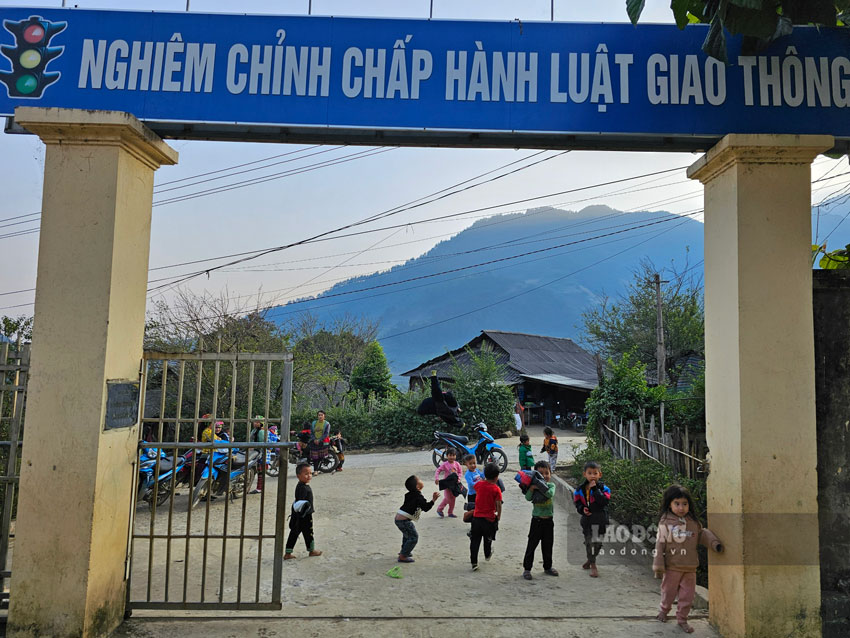 Trường Phổ thông Dân tộc bán trú Tiểu học và Trung học cơ sở Xà Hồ có 905 học sinh, đều là người đồng bào dân tộc H’Mông - là một trong những địa phương khó khăn nhất của tỉnh Yên Bái.