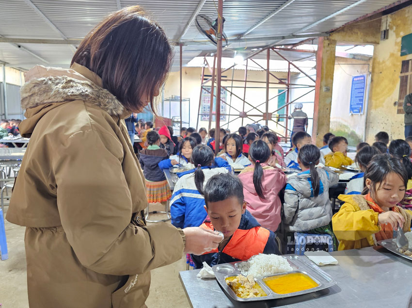 Em Giàng A Trung học lớp 3, sau trận sốt cao bị biến chứng co giật, đi lại khó khăn. Mọi sinh hoạt, ăn uống phải nhờ các thầy cô hỗ trợ.