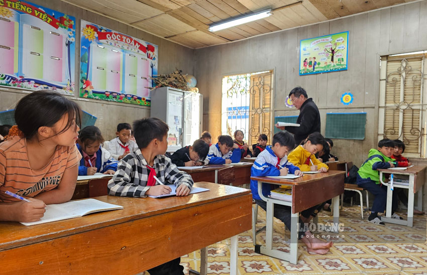 Điểm trường Sáng Pao có tổng mức đầu tư hơn 3 tỉ đồng. Trường còn được hỗ trợ nhiều trang thiết bị phục vụ cho việc dạy và học.