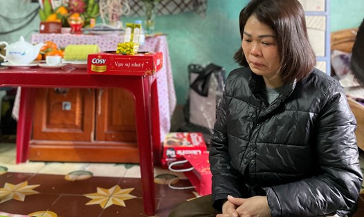 Cả tuần nay, chị Bùi Thị Ngân (công nhân may, trú tại phường Tân Thịnh, TP Hoà Bình) vẫn mòn mỏi chờ tro cốt chồng bị tai nạn tử vong nơi xứ người. Ảnh: Khánh Linh