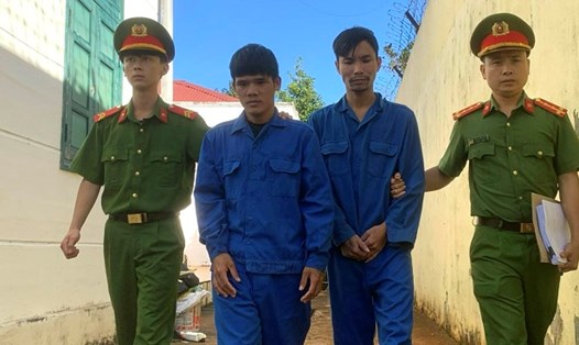 Lực lượng Công an tỉnh Đắk Nông xử lý một số đối tượng tàng trữ, mua bán pháo nổ trái phép. Ảnh: Phan Tuấn