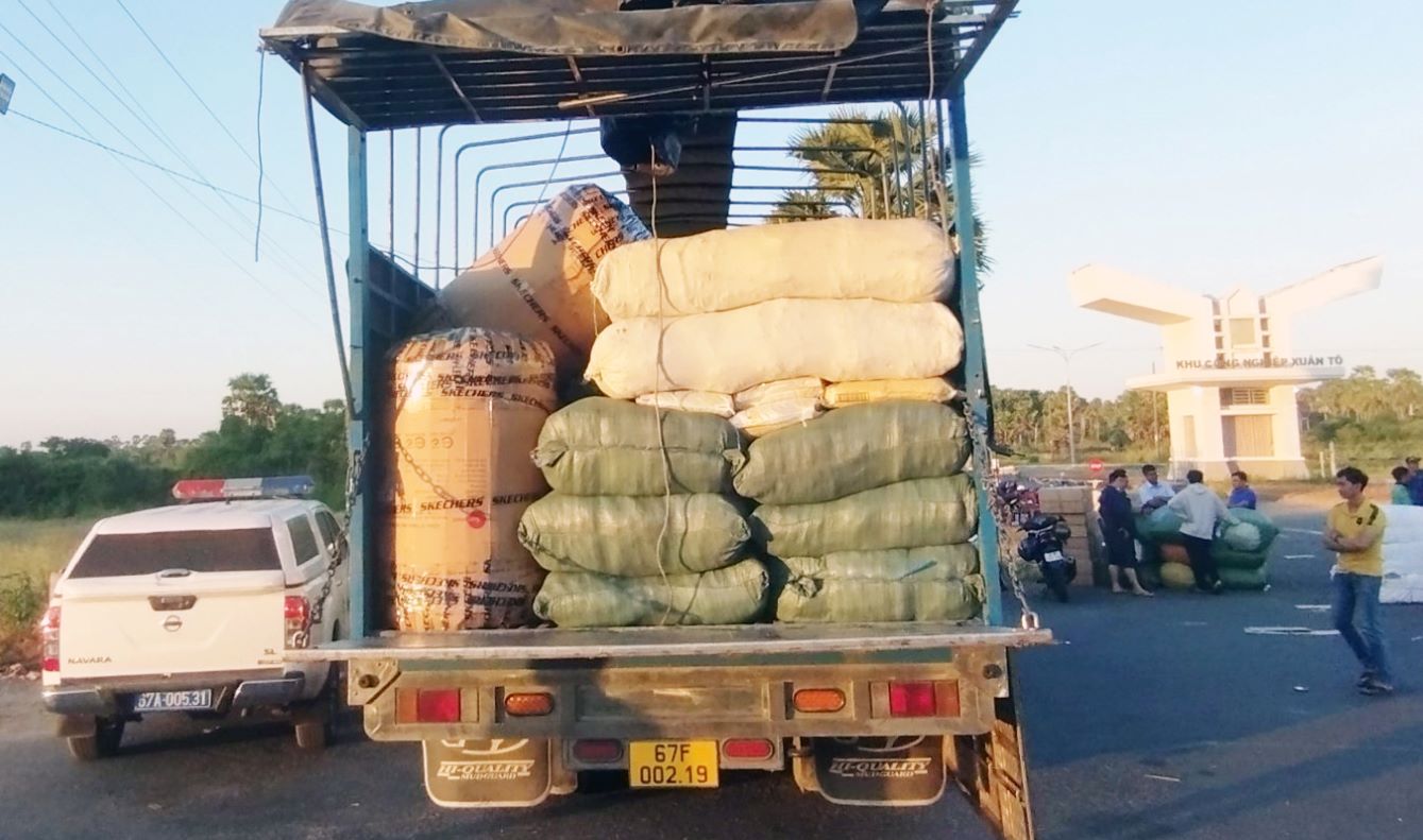 Lực lượng chức năng tỉnh An Giang liên tiếp phát hiện, bắt giữ xe tải chở hàng hóa không rõ nguồn gốc tại khu vực biên giới. Ảnh: Nghiêm Túc