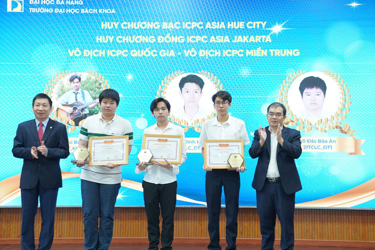 Nhóm sinh viên Đại học Bách khoa Đà Nẵng đạt giải thưởng cả trong nước và quốc tế trong lĩnh vực công nghệ. Ảnh: Thùy Trang