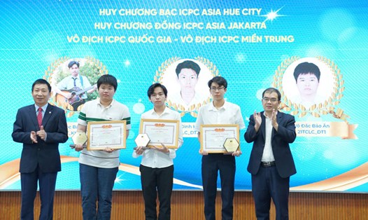 Nhóm sinh viên Đại học Bách khoa Đà Nẵng đạt giải thưởng cả trong nước và quốc tế trong lĩnh vực công nghệ. Ảnh: Thùy Trang