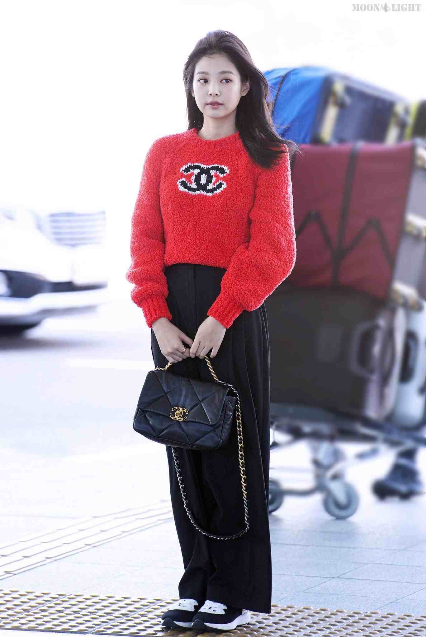 Áo len dáng ngắn được Jennie phối cùng quần tây màu đen. Chiếc áo màu đỏ hiệu Chanel vô cùng nổi bật. Vì phối đồ theo phong cách tối giản nên nữ ca sĩ có được vẻ ngoài trẻ trung nhưng sang trọng. Ảnh: Naver.
