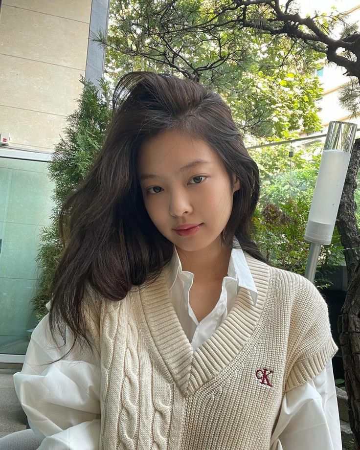 Học Jennie cách mặc phối áo len 3 lỗ với áo sơ mi dễ dàng. Bạn nên chọn những tông màu tương xứng như trắng - trắng sữa để có vẻ ngoài thanh lịch. Ảnh: Naver.