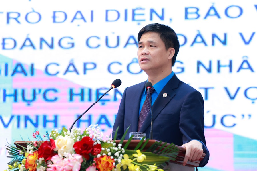 Phó Chủ tịch Tổng LĐLĐVN Ngọ Duy Hiểu trình bày chuyên đề tại hội nghị. Ảnh: Hải Nguyễn