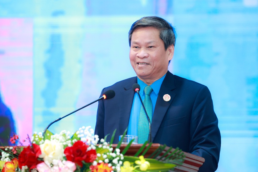 Phó Chủ tịch Tổng LĐLĐVN Huỳnh Thanh Xuân trình bày chuyên đề tại hội nghị. Ảnh: Hải Nguyễn