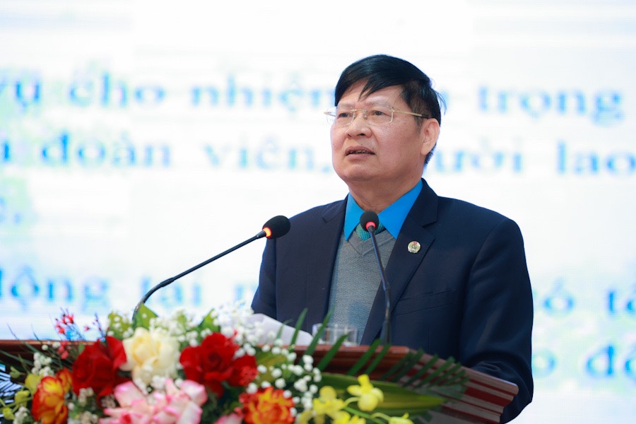 Phó Chủ tịch Tổng LĐLĐVN Phan Văn Anh trình bày chuyên đề tại hội nghị. Ảnh: Hải Nguyễn