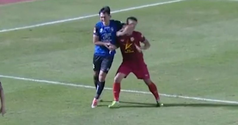 Cầu thủ Thanh Thảo (áo xanh) đánh nguội Văn Hạnh trong trận đấu giữa TPHCM và Hồng Lĩnh Hà Tĩnh. Ảnh: Chụp màn hình