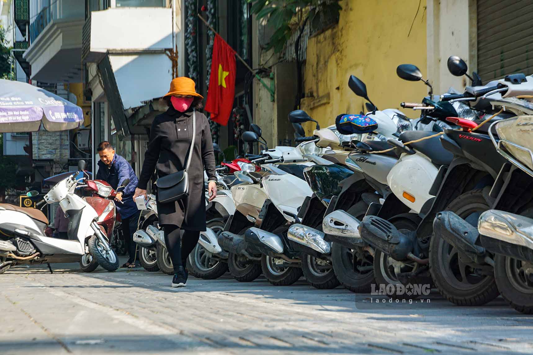 Còn trên phố Phan Chu Trinh, ngoài các khu vực vỉa hè, lòng đường được cấp phép trông giữ phương tiện, thì nhiều địa điểm khác có không gian dành cho người đi bộ bị chiếm dụng để kê bàn ghế và đỗ xe.