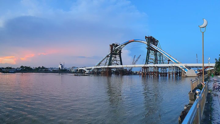 Cầu Trần Hoàng Na bắc qua sông Cần Thơ. Ảnh: Trung Phạm