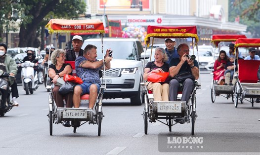 Khách nước ngoài du lịch Việt Nam dịp Tết Quý Mão 2023. Ảnh: Tô Thế