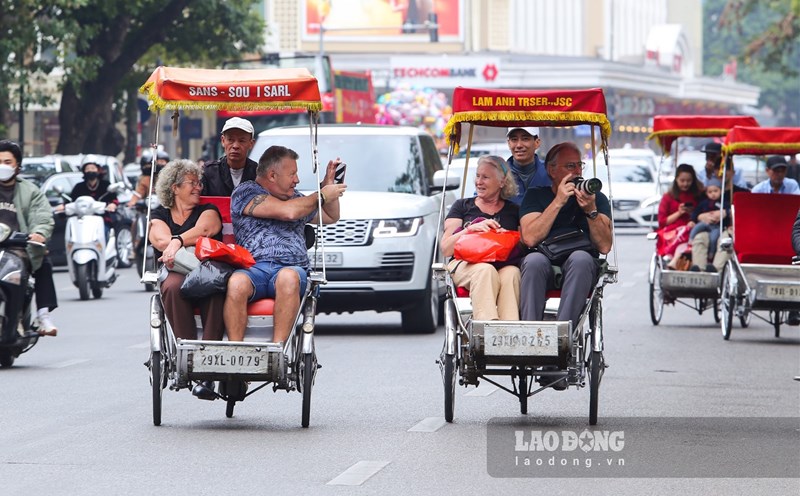 Khách nước ngoài du lịch Việt Nam dịp Tết Quý Mão 2023. Ảnh: Tô Thế