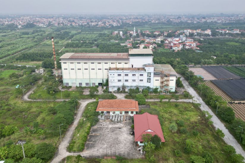 Nhà máy Xử lý rác Phương Đình (Đan Phượng) được xây dựng trên khu đất rộng 4,75ha, bỏ hoang nhiều năm qua. Ảnh: Hữu Chánh