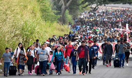 Đoàn người di cư ở Tapachula, bang Chiapas, Mexico ngày 24.12 đang hướng tới biên giới Mỹ. Ảnh: AFP