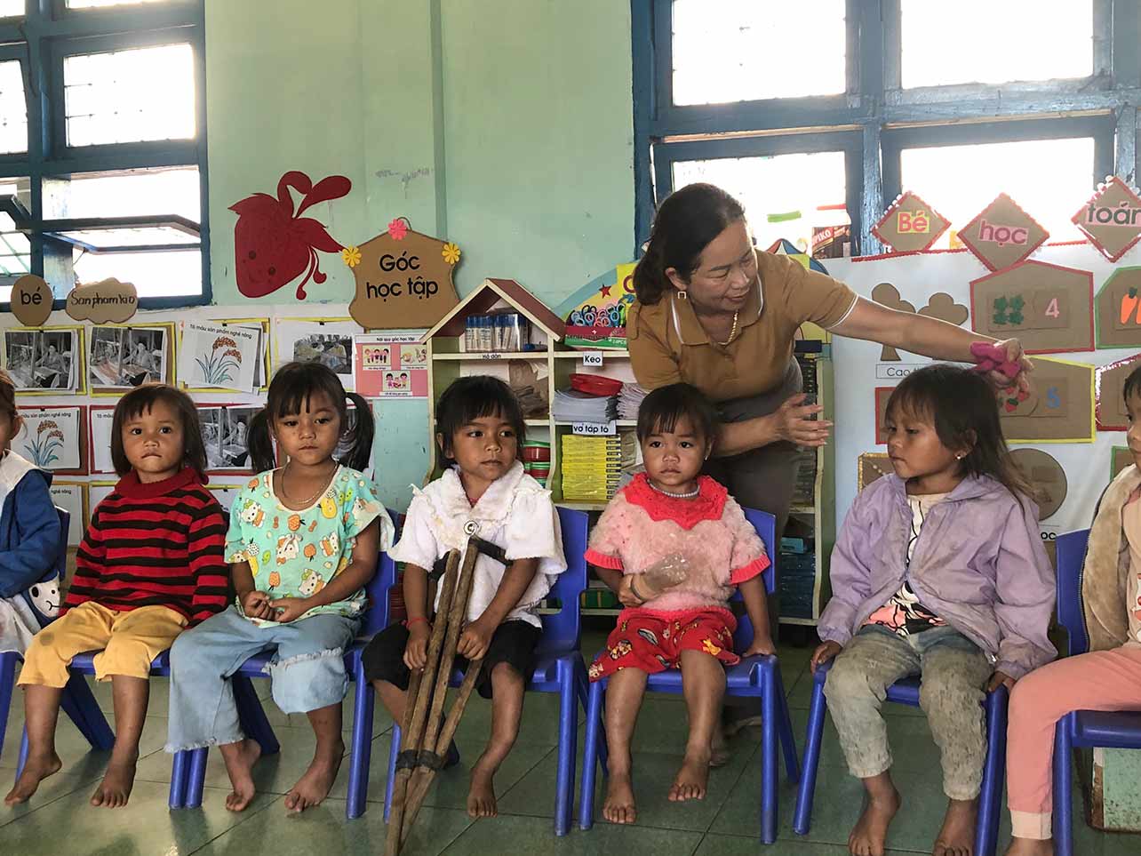 Dù chân trái khiếm khuyết nhưng Y Kiêu Phường luôn nỗ lực đến trường. Ảnh: Lê Nguyên 