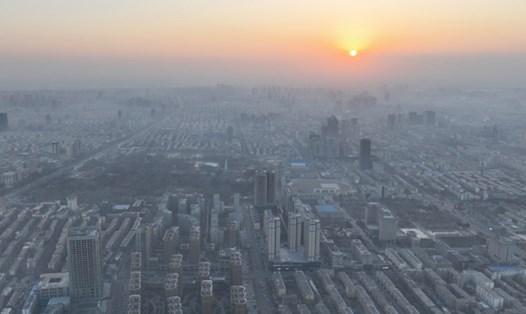 Sương mù dày đặc vào ngày 26.12.2023 tại Ngân Xuyên, Ninh Hạ, miền bắc Trung Quốc. Ảnh: Xinhua