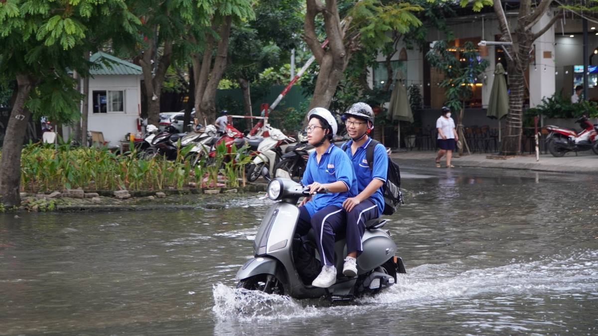 Tuy nhiên, tại TPHCM nhiều khu vực đã bị ngập nước. Hình ảnh ghi nhận tại đường Phú Thuận (Quận 7).