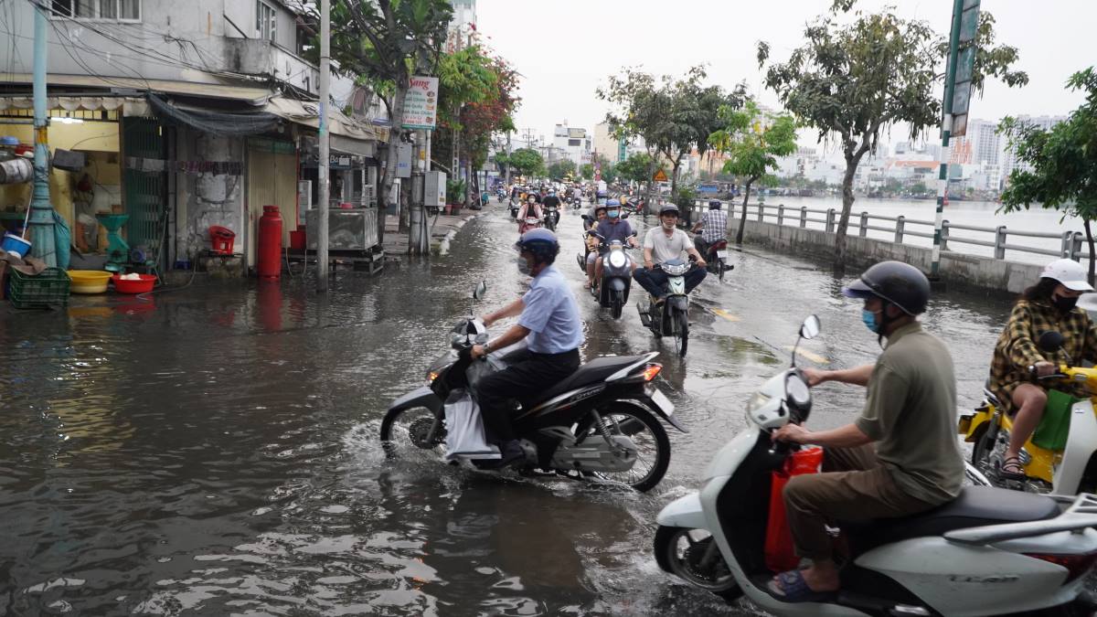 Tường tự, tại đường Trần Xuân Soạn (Quận 7) đoạn từ chân cầu Tân Thuận đến đường Lâm Văn Bền cũng xuất hiện tình trạng ngập nước.