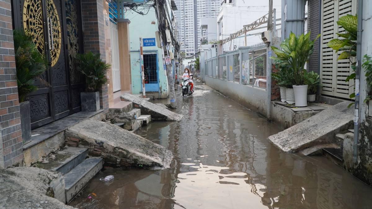 Tại hẻm 803 Huỳnh Tấn Phát, một đoạn đường dài khoảng 100 cũng xuất hiện tình trạng ngập. 