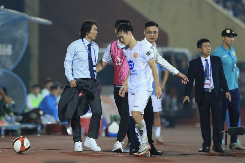Huấn luyện viên Gong Oh-kyun đã có trải nghiệm đầu tiên không mấy vui vẻ ở V.League. Ảnh: Minh Dân/CLB Nam Định