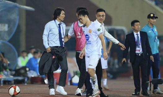 Huấn luyện viên Gong Oh-kyun đã có trải nghiệm đầu tiên không mấy vui vẻ ở V.League. Ảnh: Minh Dân/CLB Nam Định
