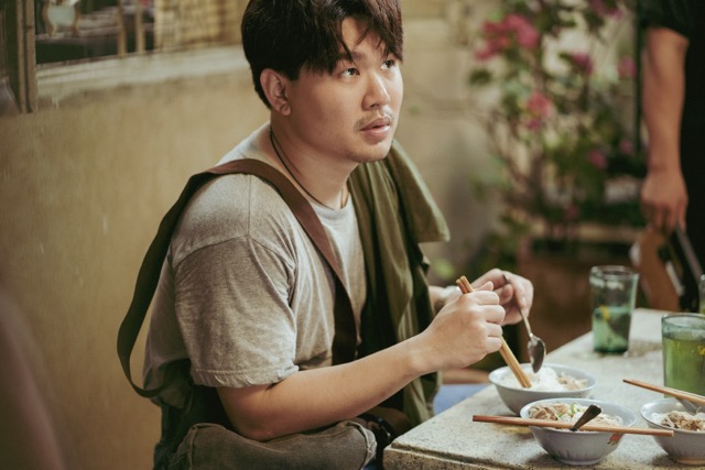 Tạo hình của Quốc Khánh trong phim "Gặp lại chị bầu". Ảnh: NSX