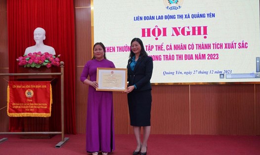 Trường THCS Hiệp Hòa, TX Quảng Yên nhận bằng khen của Tổng LĐLĐ Việt Nam. Ảnh: Đoàn Hưng