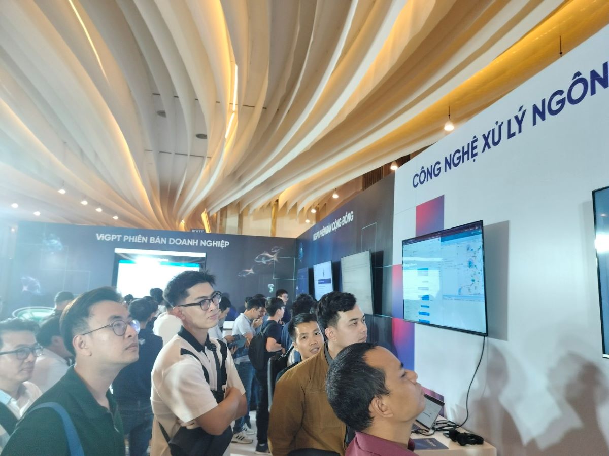 Đông đảo mọi người trải nghiệm ViGPT -  phiên bản ChatGPT Việt đầu tiên dành cho người dùng cuối. Ảnh: Nguyễn Đăng