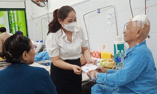 Bệnh viện Đà Nẵng tổ chức tặng quà cho người bệnh khó khăn nhân dịp năm mới 2024. Ảnh: Thùy Trang